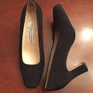 🦊 Valerie Stevens black classic pump.
